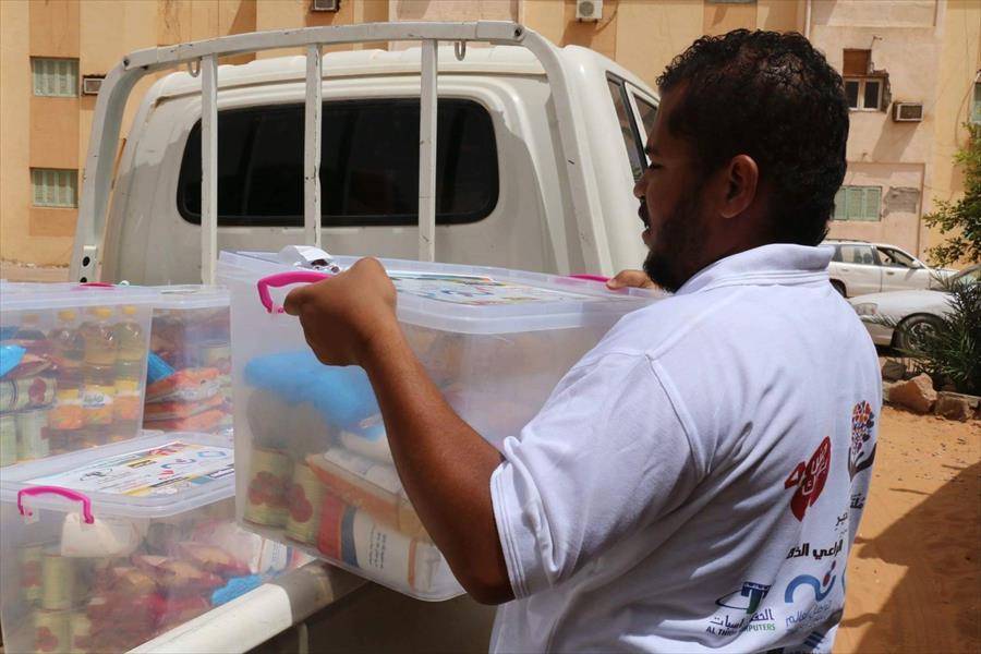 «ملتمين على الخير» توزع مساعدات للعائلات النازحة في سبها