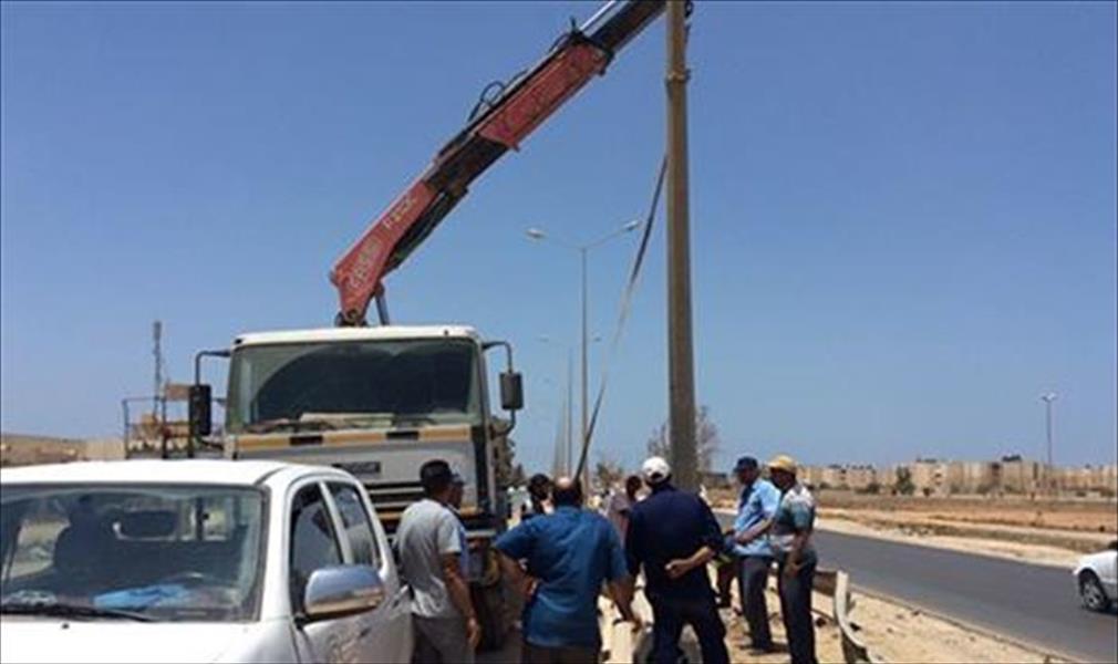 تركيب أعمدة إنارة جديدة بطريق المطار في بنغازي