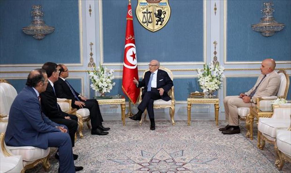 السبسي يناقش مع صحف تونسية حرية الإعلام