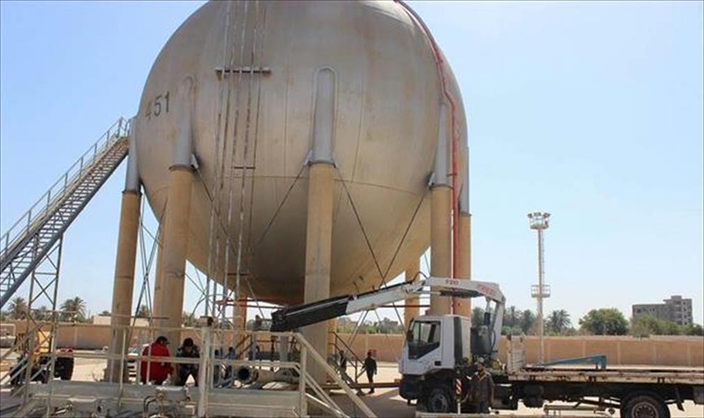 فنيو مستودع الزاوية النفطي يجرون عمليات صيانة لخطوط متآكلة