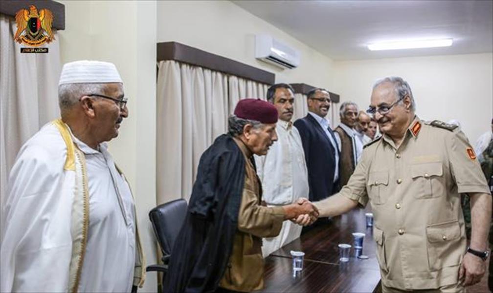 حفتر يستقبل وفدًا من أعيان ومشايخ البراعصة