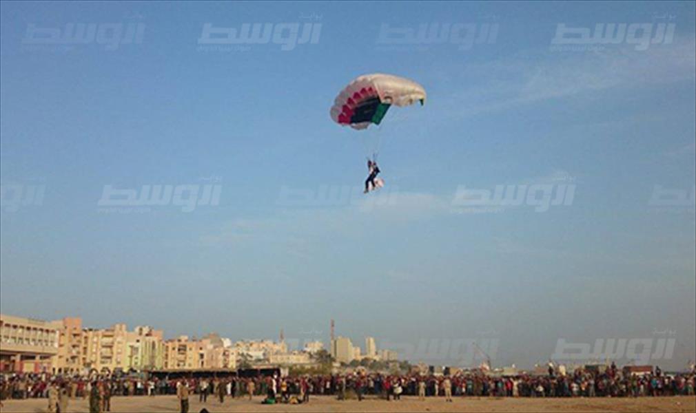 بالصور: استعراض عسكري للقفز الحر من الجو في طبرق