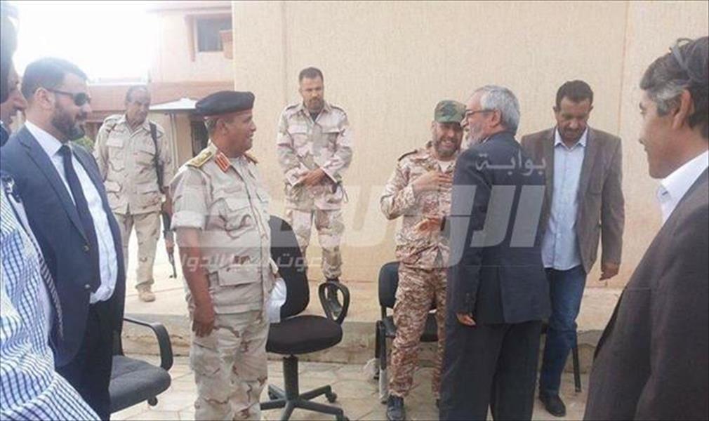 «298 دبابات» تسلم مصنع المنسوجات والجامعة الدولية في بنغازي