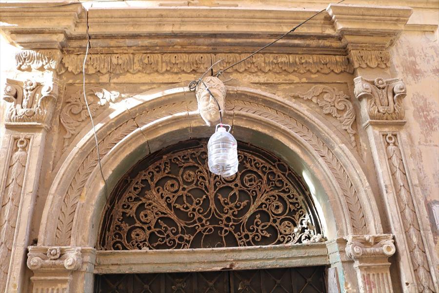 مواطن يدق مسمارًا في رأس يعود للقرن الـ18 بطرابلس