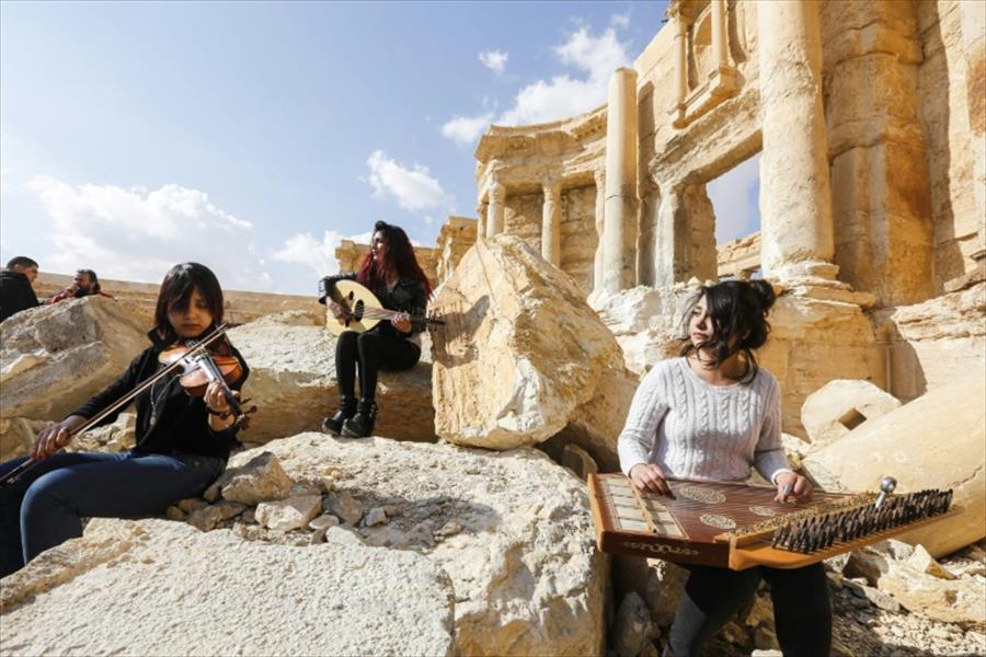 موسيقيون يغنون بين آثار مدمرة بمسرح مدينة تدمر