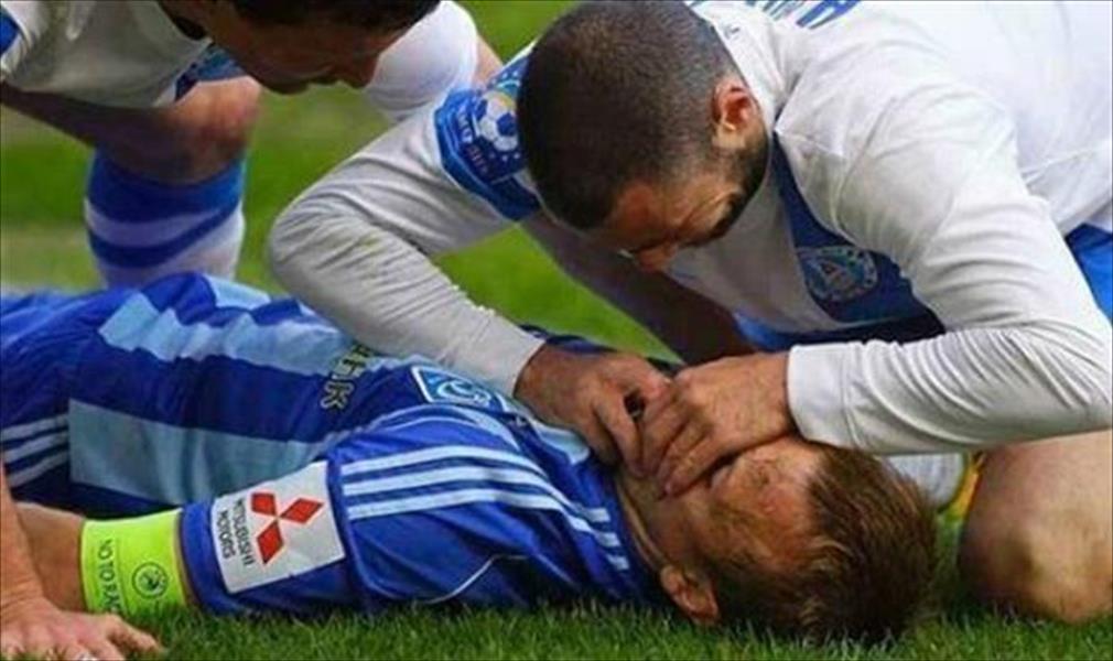 شاهد.. عندما ينقذ لاعبو كرة القدم زملاءهم من الموت المحقق