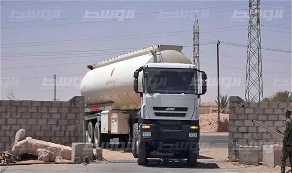 ضبط شاحنة تحاول تهريب 40 ألف لتر وقود قرب بوابة قويرة المال شمال سبها