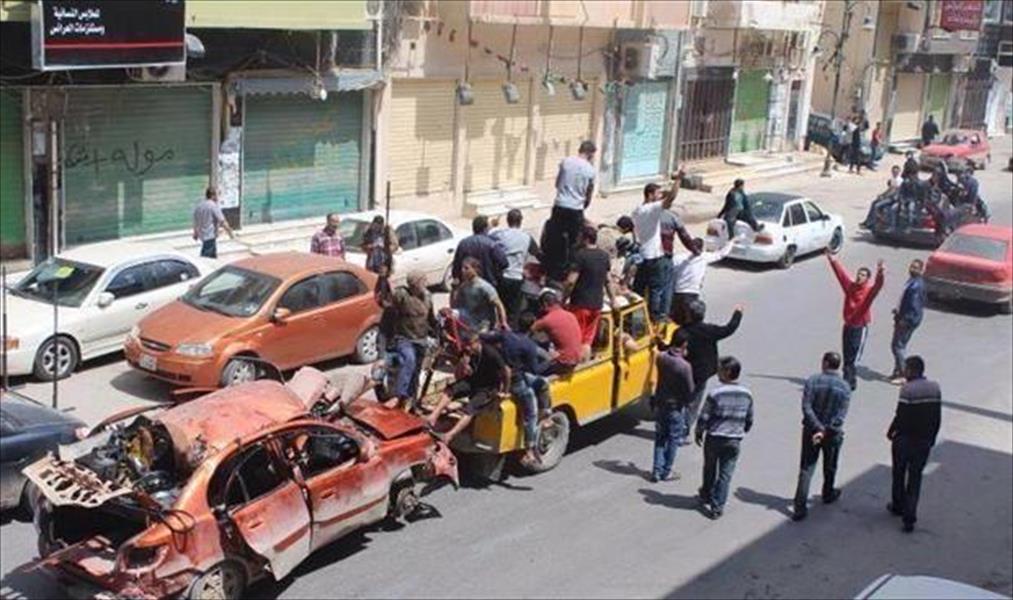 غاضبون يغلقون كوبري المطار ببنغازي تنديدًا بمقتل الفيتوري