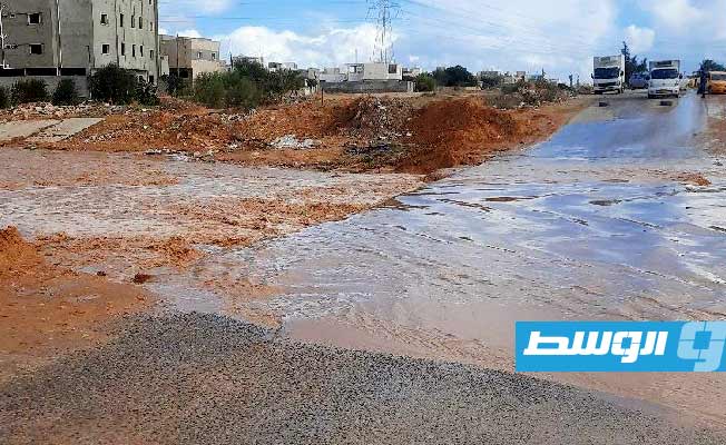 إغلاق طريق في منطقة صلاح الدين بعد جريان وادي المجينين (فيديو وصور)