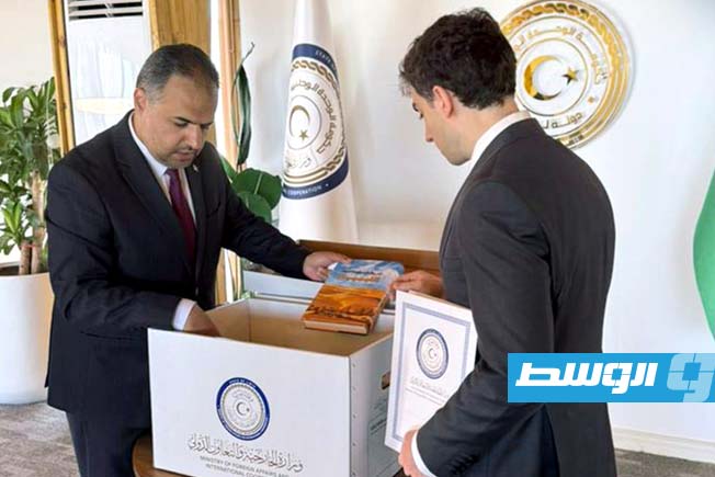وزارة الخارجية تهدي ستين عنواناً ليبياً إلى السفارة التركية في طرابلس