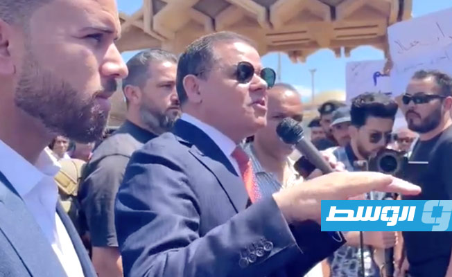 الدبيبة يلتقي العمال المعتصمين أمام مقر شركة الحديد في مصراتة (فيديو)