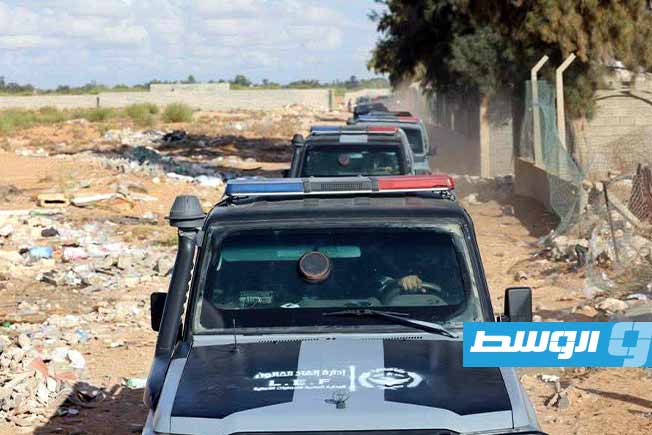 «إنفاذ القانون» تزيل تعديات على أراضٍ عامة بطريق المطار في طرابلس