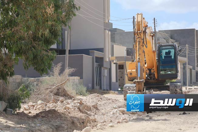بلدية الخمس: انطلاق أعمال إنشاء شبكة للصرف الصحي بطريق الميناء
