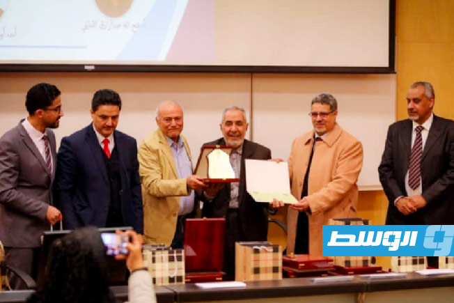 جامعة عمر المختار تكرم أساتذة كلية الآداب المتقاعدين