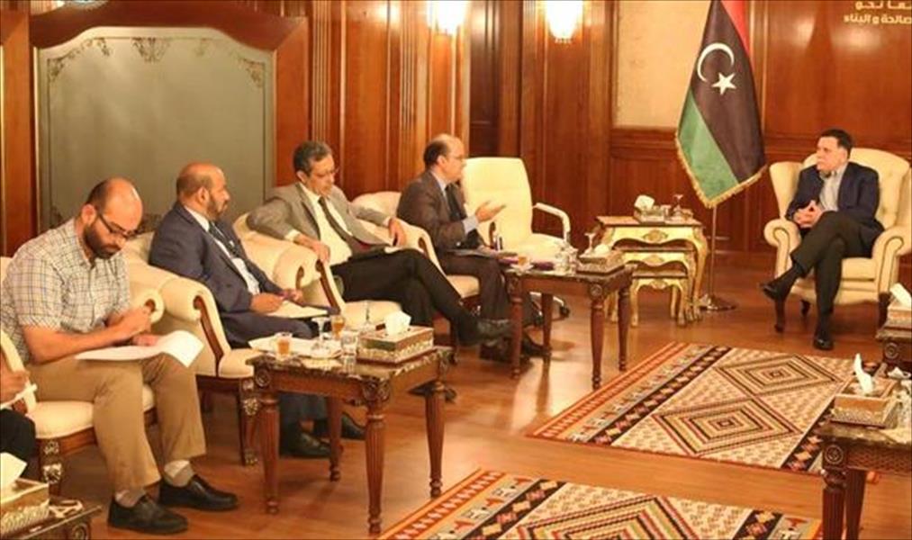 السراج يعد بدعم المؤسسات الخدمية وحل مشكلة تكدس القمامة في طرابلس