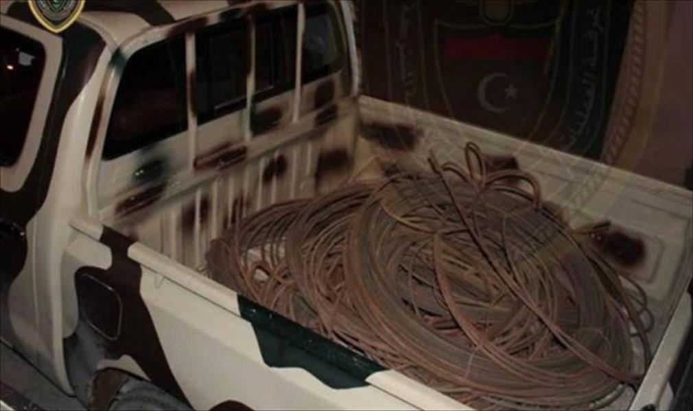 ضبط 4 أشخاص متلبسين بسرقة كوابل كهرباء جنوب سرت