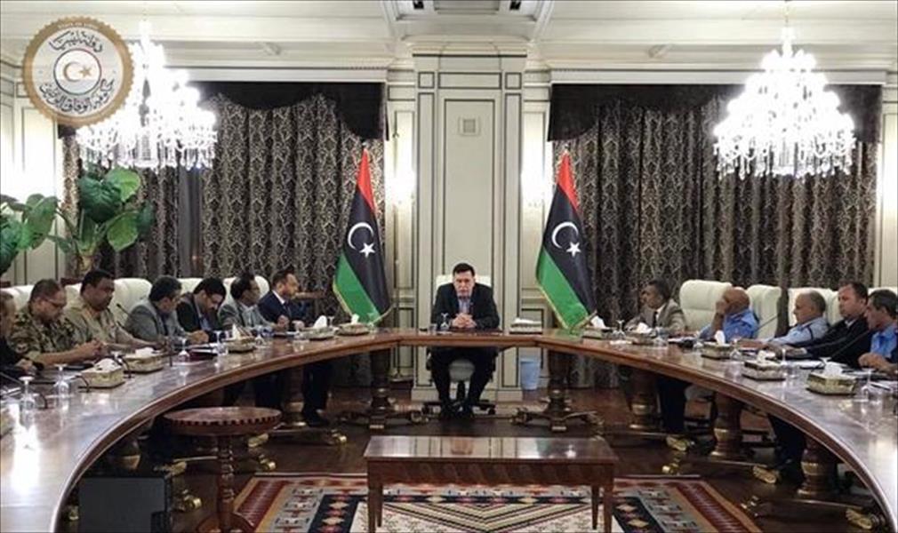 القيادات الأمنية والعسكرية تقدم للسراج تقارير عن برامج وجهود حفظ الأمن