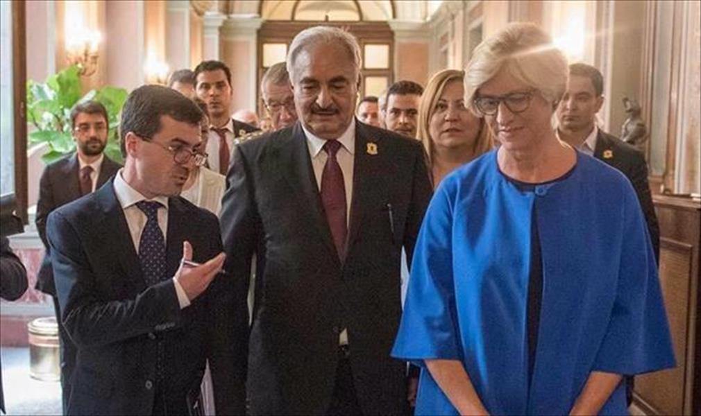 وزيرة الدفاع الإيطالية توضح أسباب لقاء حفتر في روما الأسبوع الماضي