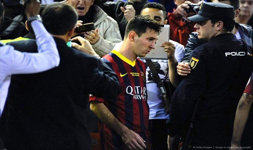 جماهير برشلونة تستقبل فريقها بالسباب.. وتهاجم ميسي وتطالب تاتا بالاستقالة