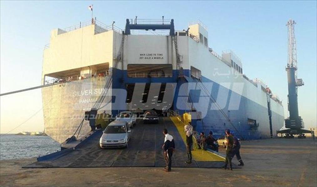 وصول باخرة تحمل 1173 سيارة مستعملة إلى ميناء البريقة البحري