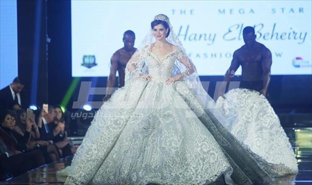 في ديفيليه هاني البحيري.. يسرا اللوزي ترتدي فستانًا مرصعًا بالماس (صور)