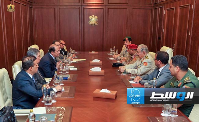 حفتر يناقش في بنغازي مع رئيس المخابرات المصرية الأزمة السياسية الليبية
