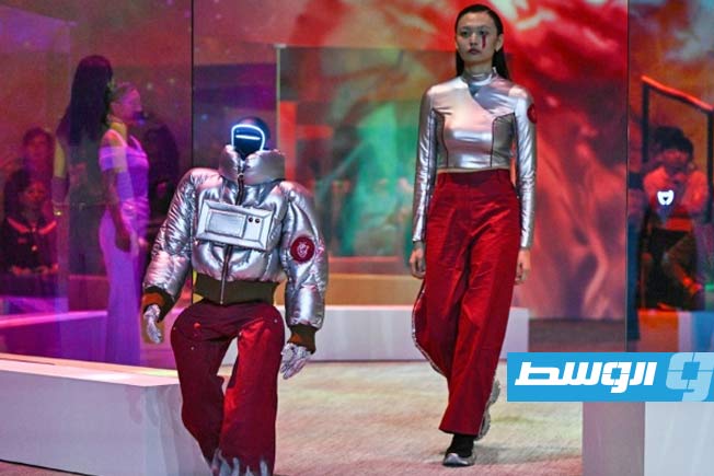 منصات سيول تشهد أول عرض أزياء مشترك بين البشر والروبوتات