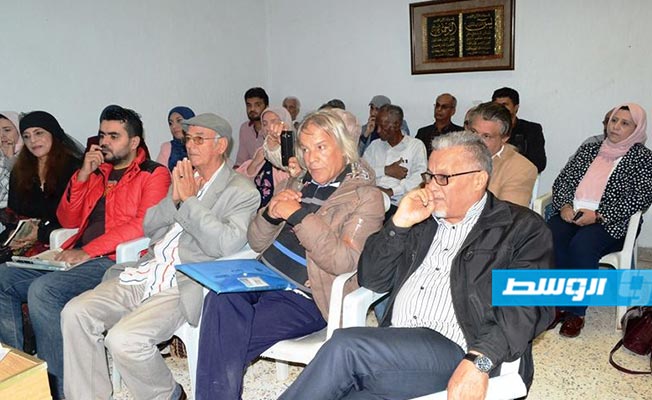 كتاب ليبيون يوقعون أعمالهم في حفل مجمع