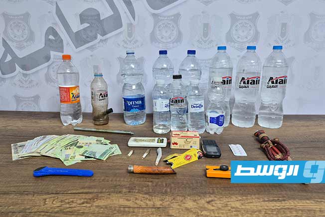 ضبط شخصين بحوزتهما خمور وحبوب هلوسة في أجدابيا