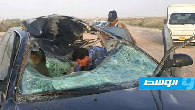 نجاة عائلة اصطدمت سيارتها بإحدى الإبل الطليقة بالطريق السريع غرب البريقة