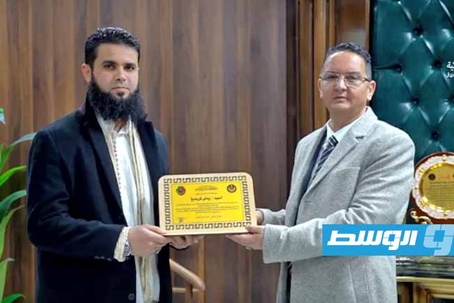 رئيس «الشرطة القضائية» يكرم النزيل الفائز بجائزة «ليبيا العطاء» (فيديو)