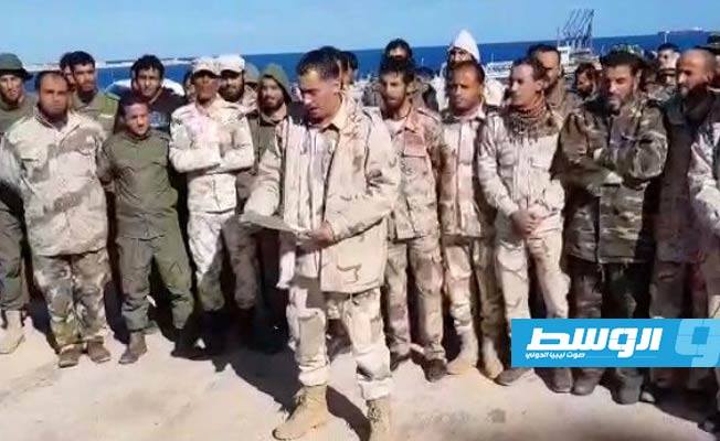 بدعوى تأخر مرتباتهم .. سرية من حرس المنشآت توقف تصدير النفط من ميناء الحريقة