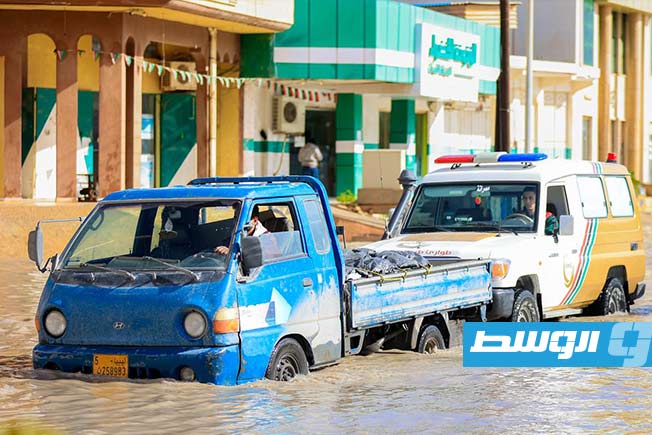«طب الطوارئ» ينقذ عالقين بسبب الأمطار في مصراتة