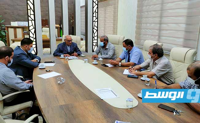 بلدية طبرق تلزم المصارف بتطبيق الإجراءات الوقائية للحد من إصابات «كورونا»