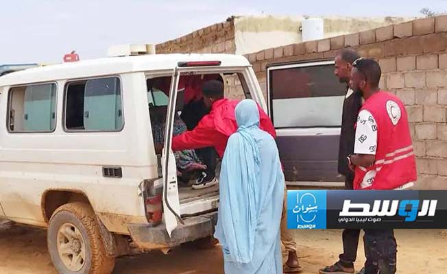 صور.. «الهلال الأحمر» يساعد في إجلاء عائلات عالقة بغات