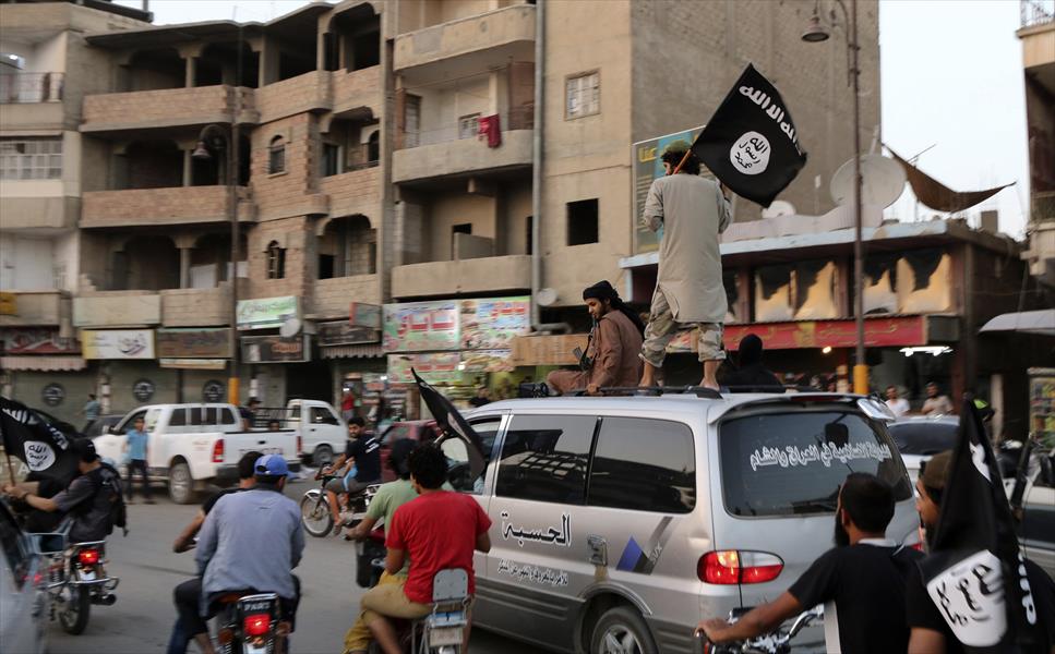 مقاتلو سورية يحتفلون بـ«دولة الخلافة الإسلامية»