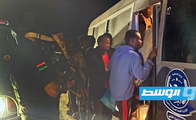 ضبط 139 مهاجراً بالطريق الرابط بين أبوقرين والجفرة