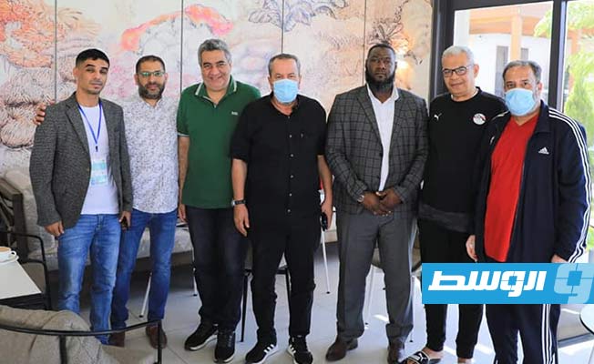 رئيس الاتحاد الليبي لكرة القدم يزور بعثة المنتخب المصري