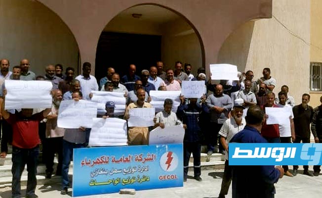 وقفات احتجاجية لعاملين بشركة الكهرباء لصرف مستحقاتهم المتأخرة وزيادة المرتبات
