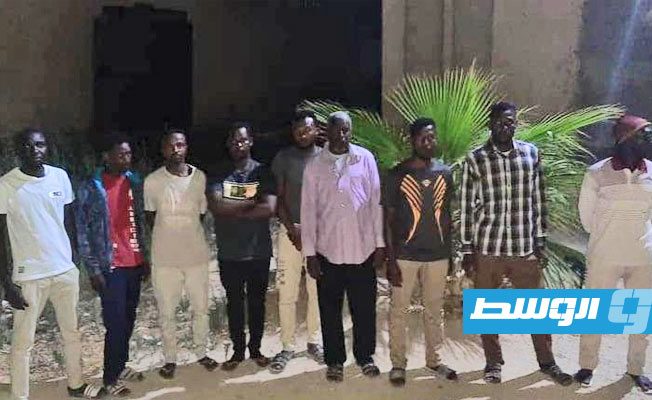 نقل 5 مهاجرين سودانيين وطفل رضيع من أجدابيا إلى الكفرة استعدادا لترحيلهم