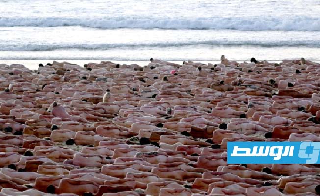 في أستراليا.. عراة على الشاطئ للتوعية بسرطان الجلد