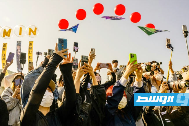 عشّاق «بي تي إس» يحتفلون في سيول بعودة الفرقة واقتراب لمّ الشمل الكامل