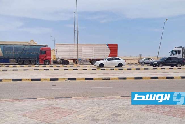 شلل في منفذ امساعد بسبب 1100 دينار «رسوم».. وسائقو الشاحنات: خالد حفتر يتدخل