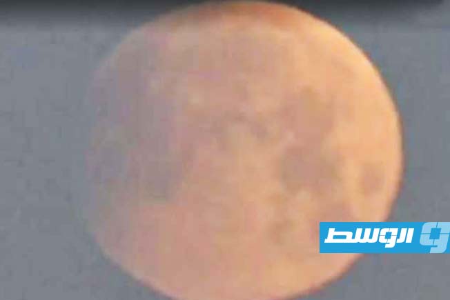شاهد.. خسوف القمر في سماء طرابلس