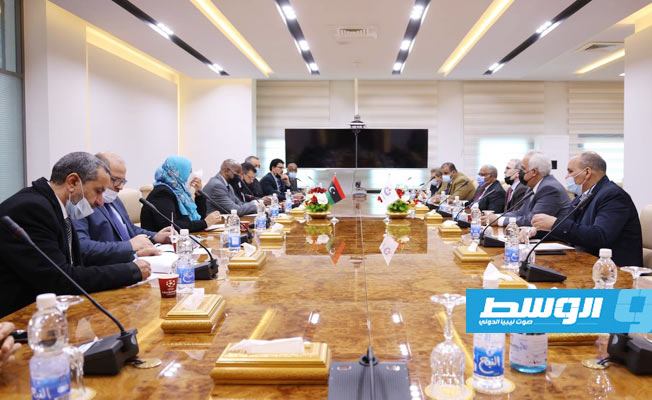 مؤسسة النفط و«عمل الوفاق» تناقشان تنفيذ مشاريع صغرى ومتوسطة
