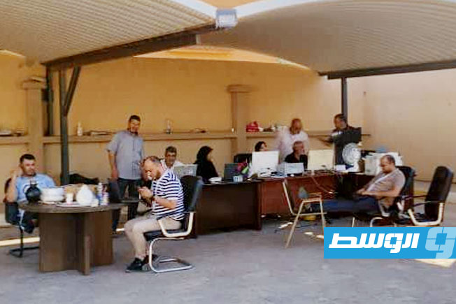 بالصور.. موظفو «الإدارة الانتخابية» بالساحل الغربي يؤدون عملهم على الرغم من حريق المكتب