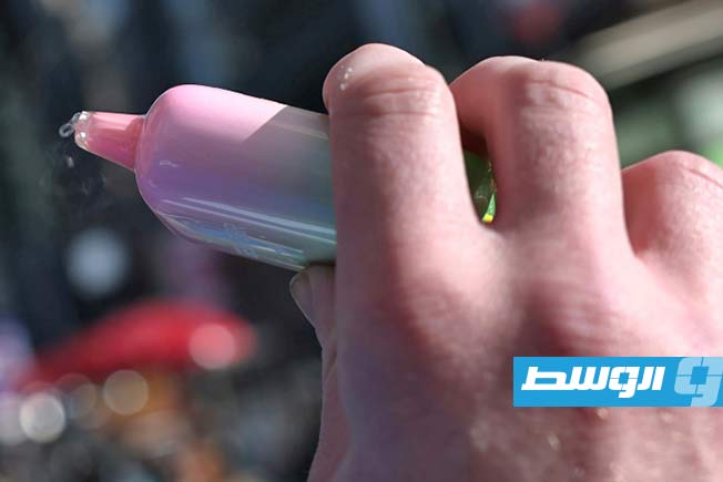 هيئة فرنسية: تدخين السجائر الإلكترونية ينطوي على مخاطر صحية