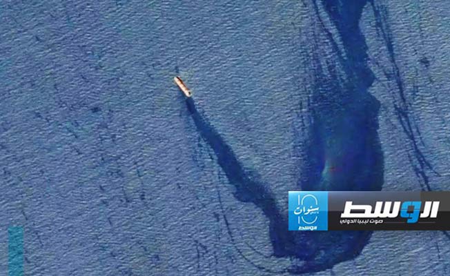 واشنطن تحذر من كارثة بيئية عقب إصابة سفينة شحن استهدفها الحوثيون