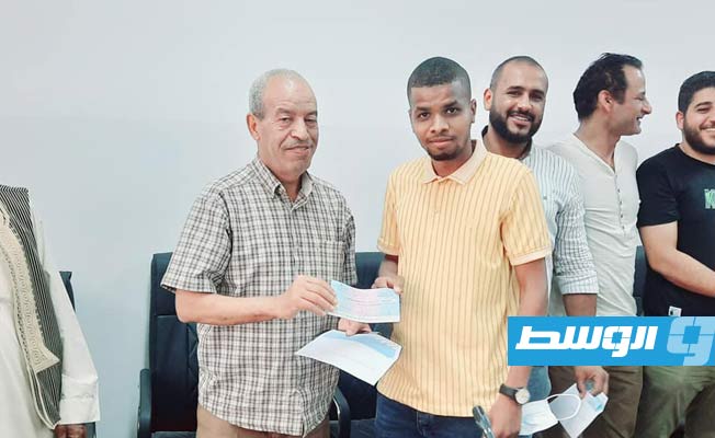 تسليم الدفعة الأولى من صكوك منحة دعم الزواج للشباب في تاورغاء