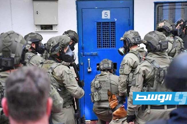 سلطات الاحتلال تقتحم سجن عوفر وتهاجم الأسرى الفلسطينيين